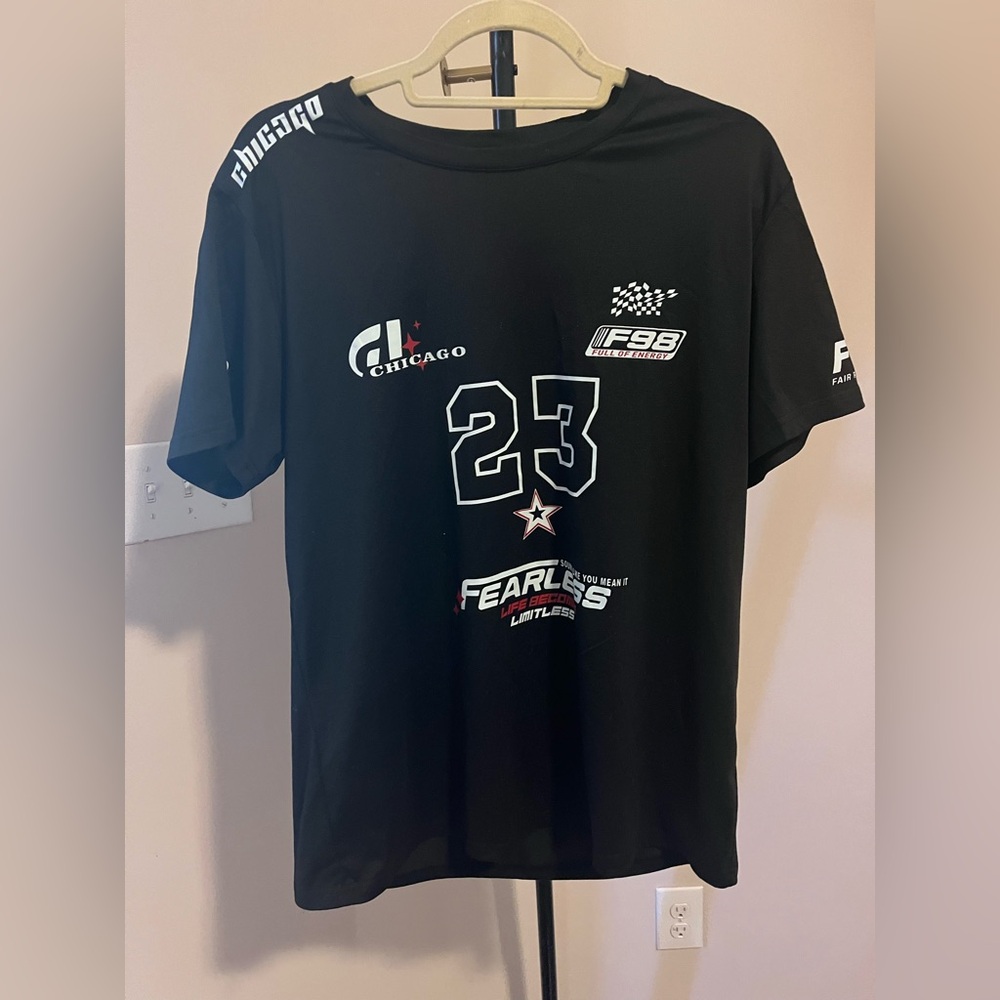 Black Graphic Shoulder Tee “Chicago F98” theme. Size M